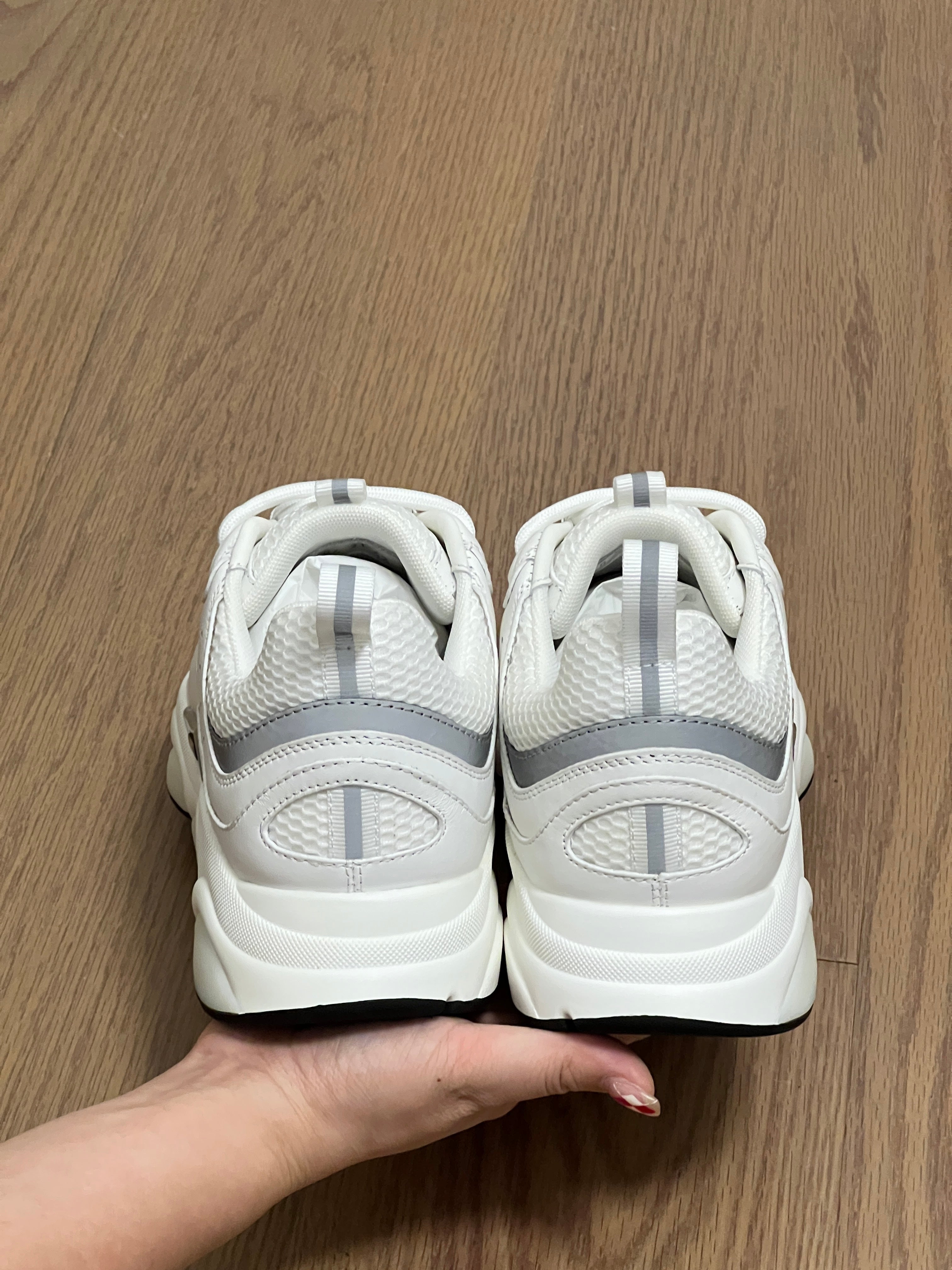 Sneakers B22