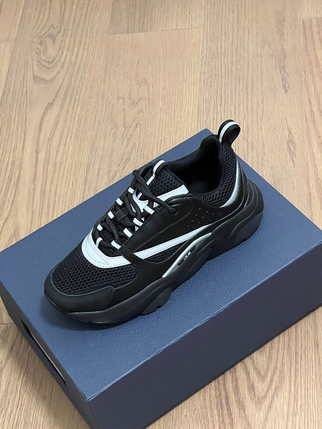 Sneakers B22