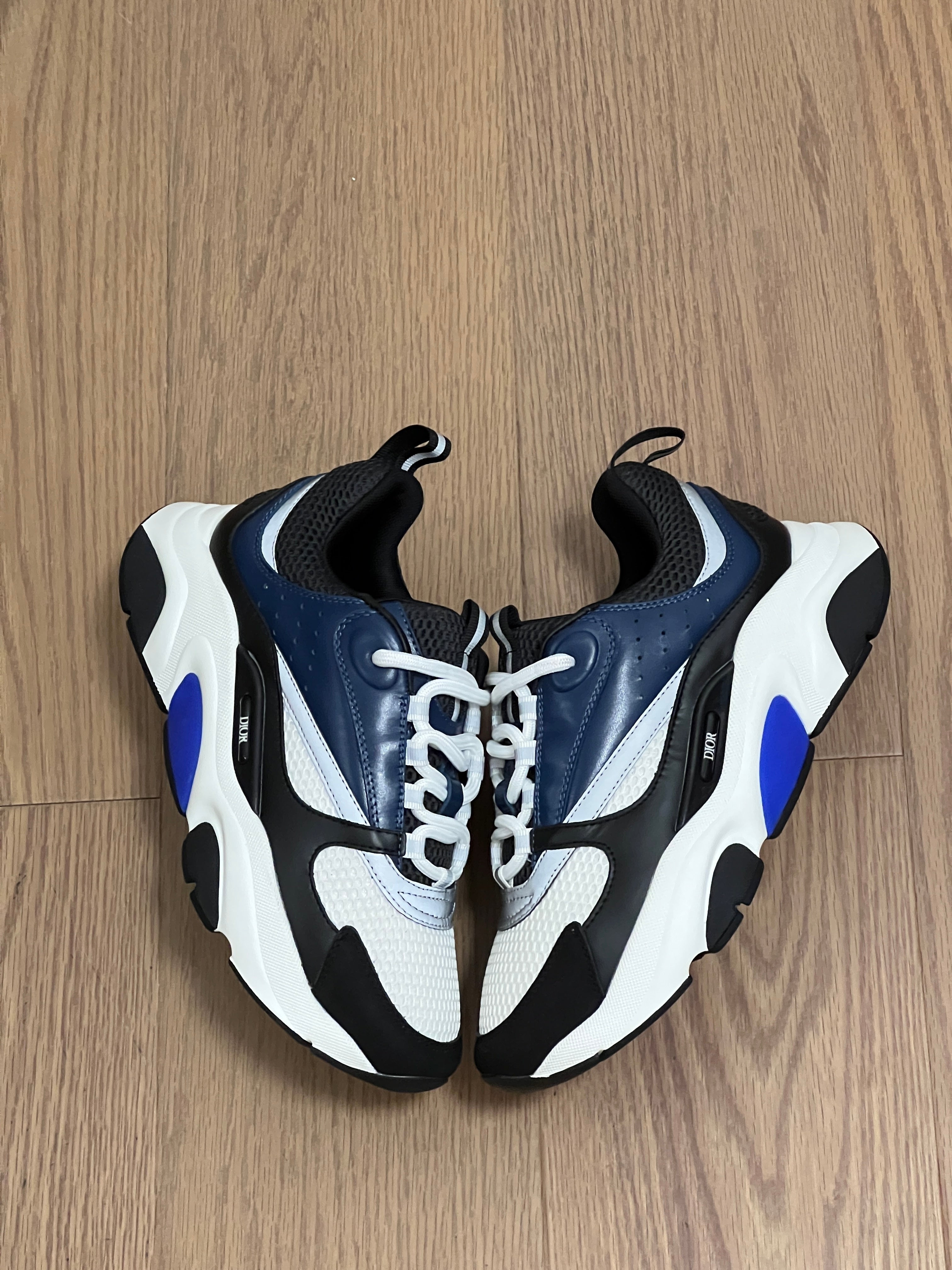 Sneakers B22
