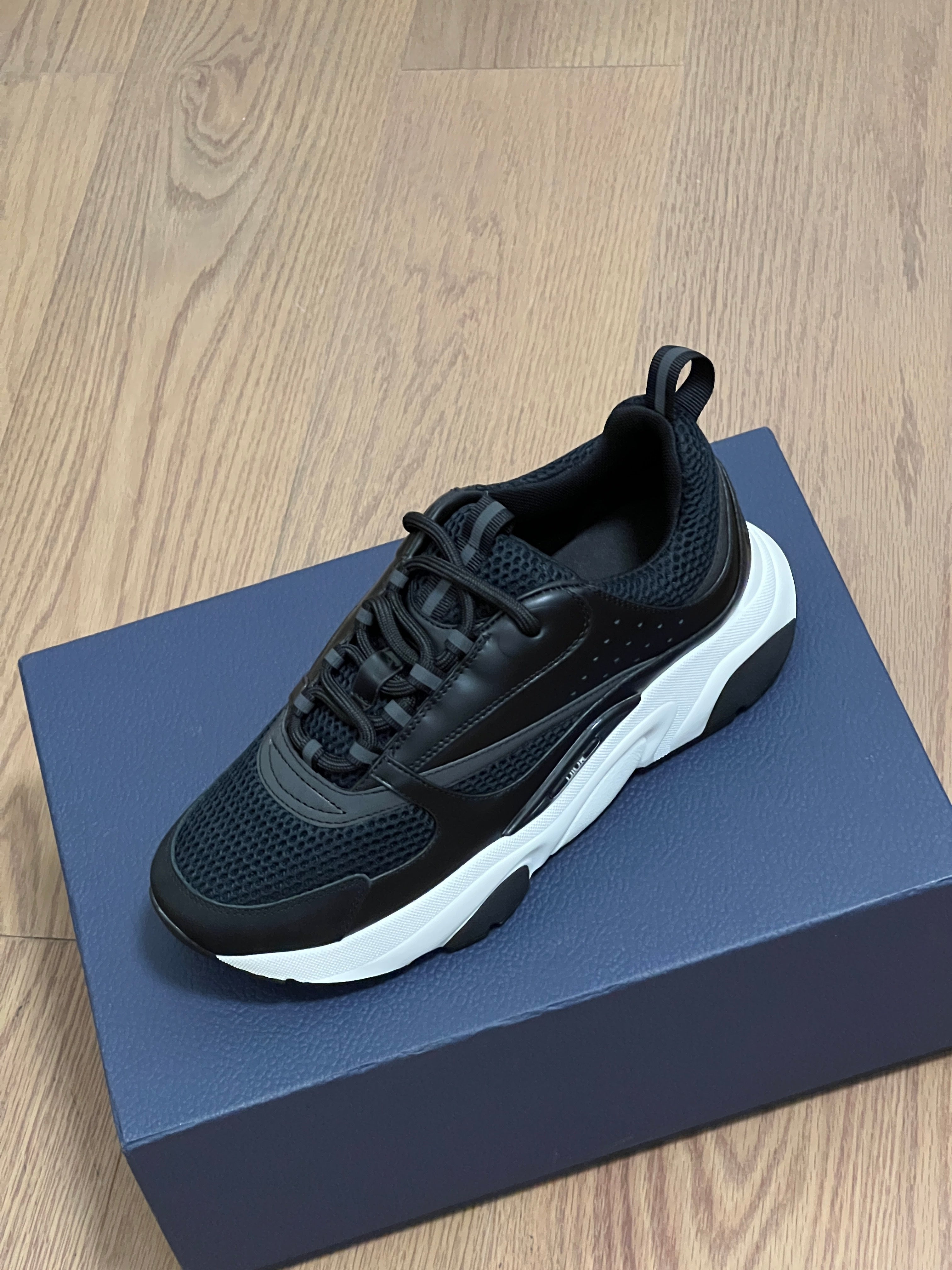 Sneakers B22