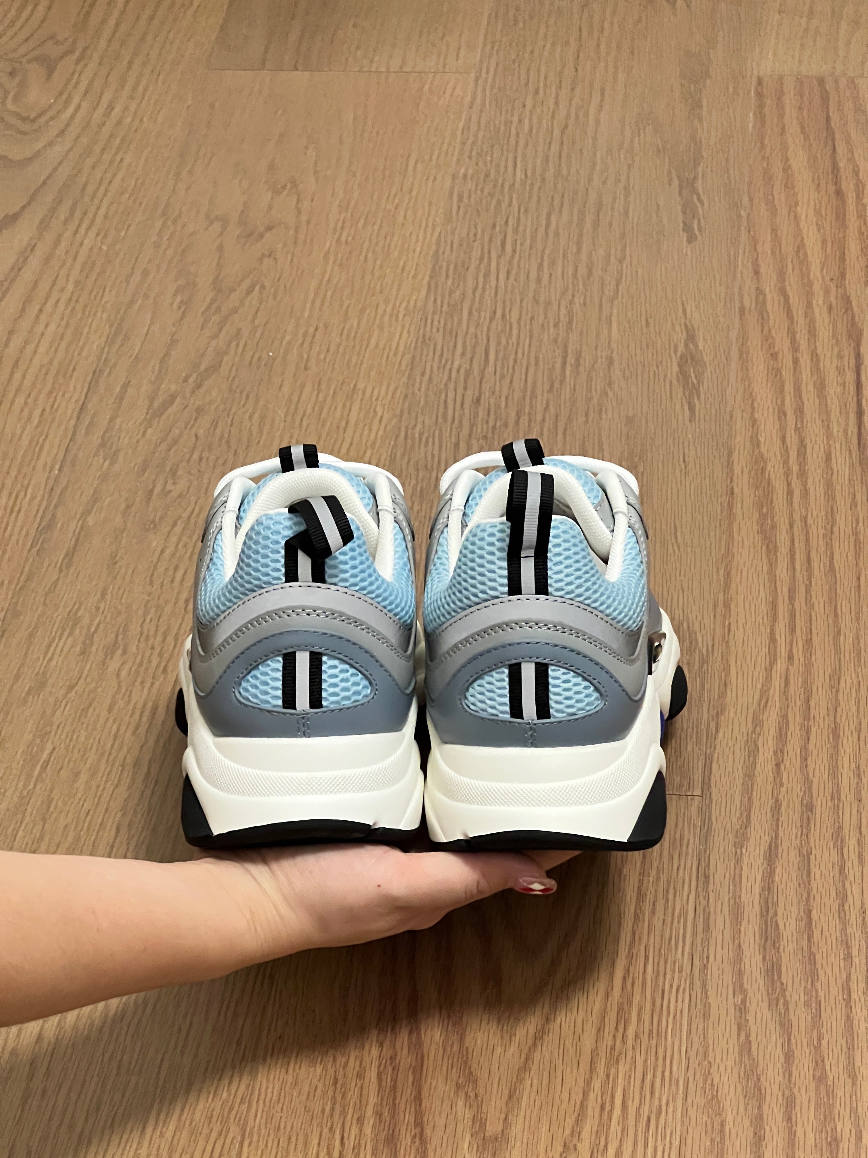 Sneakers B22