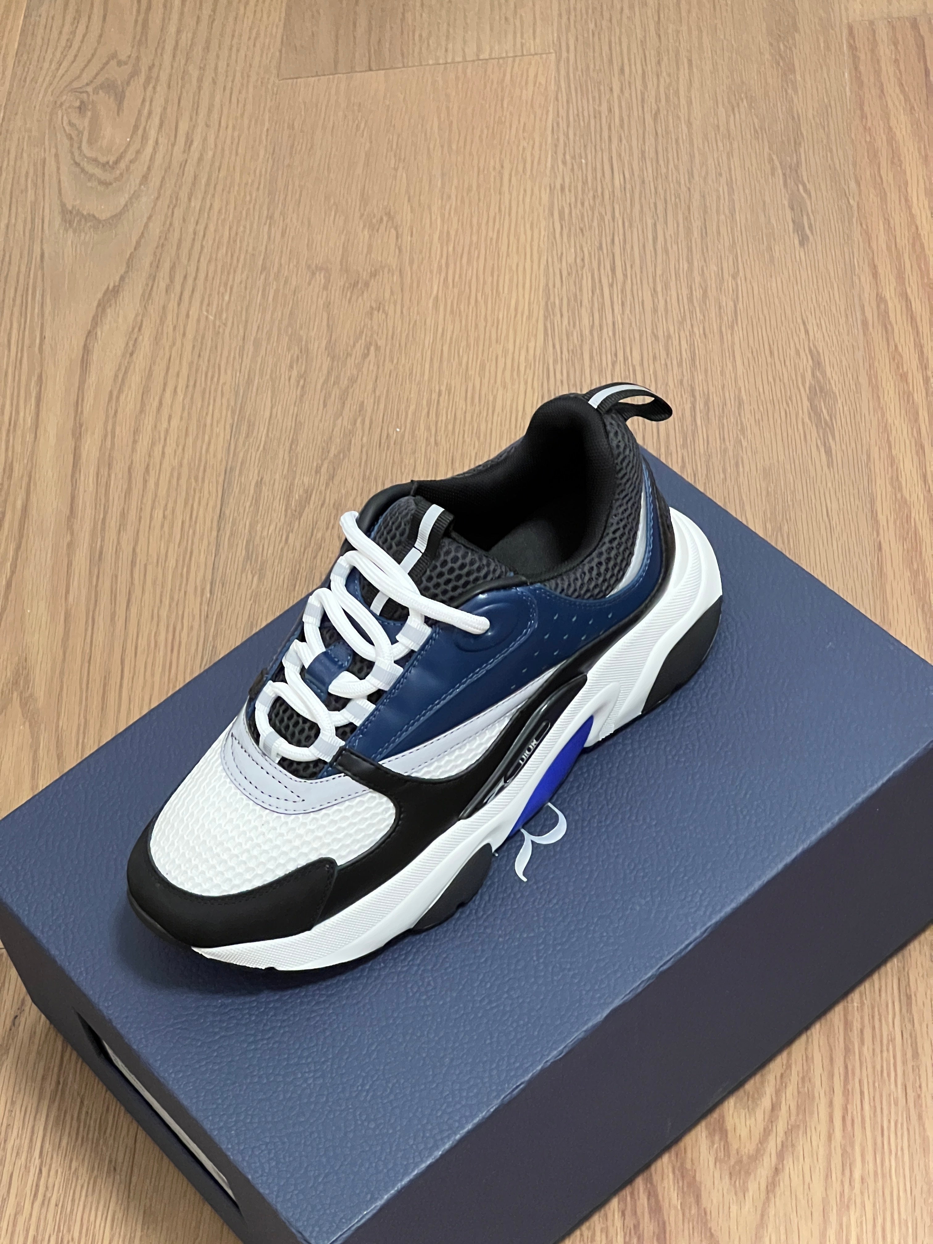 Sneakers B22