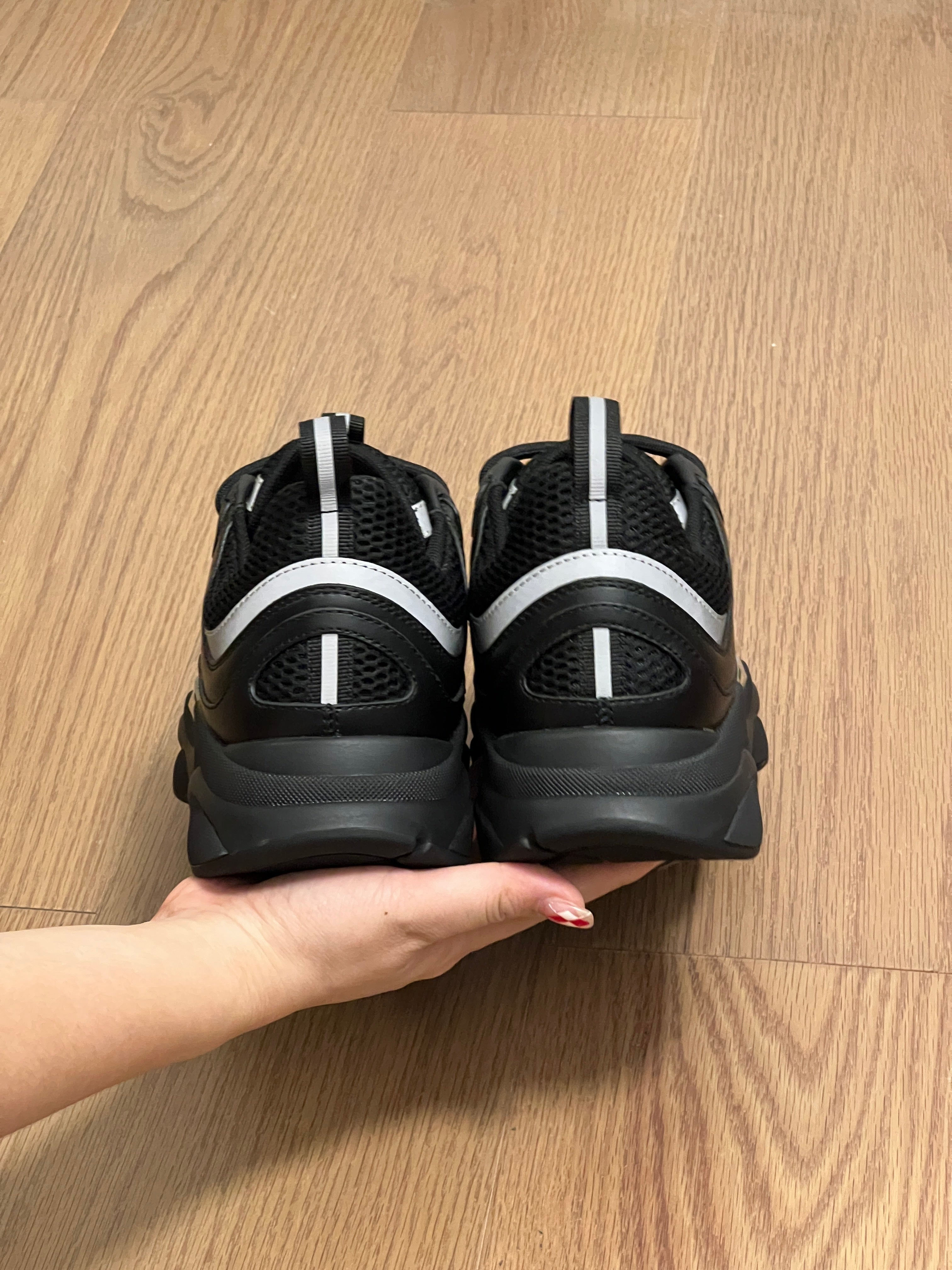 Sneakers B22