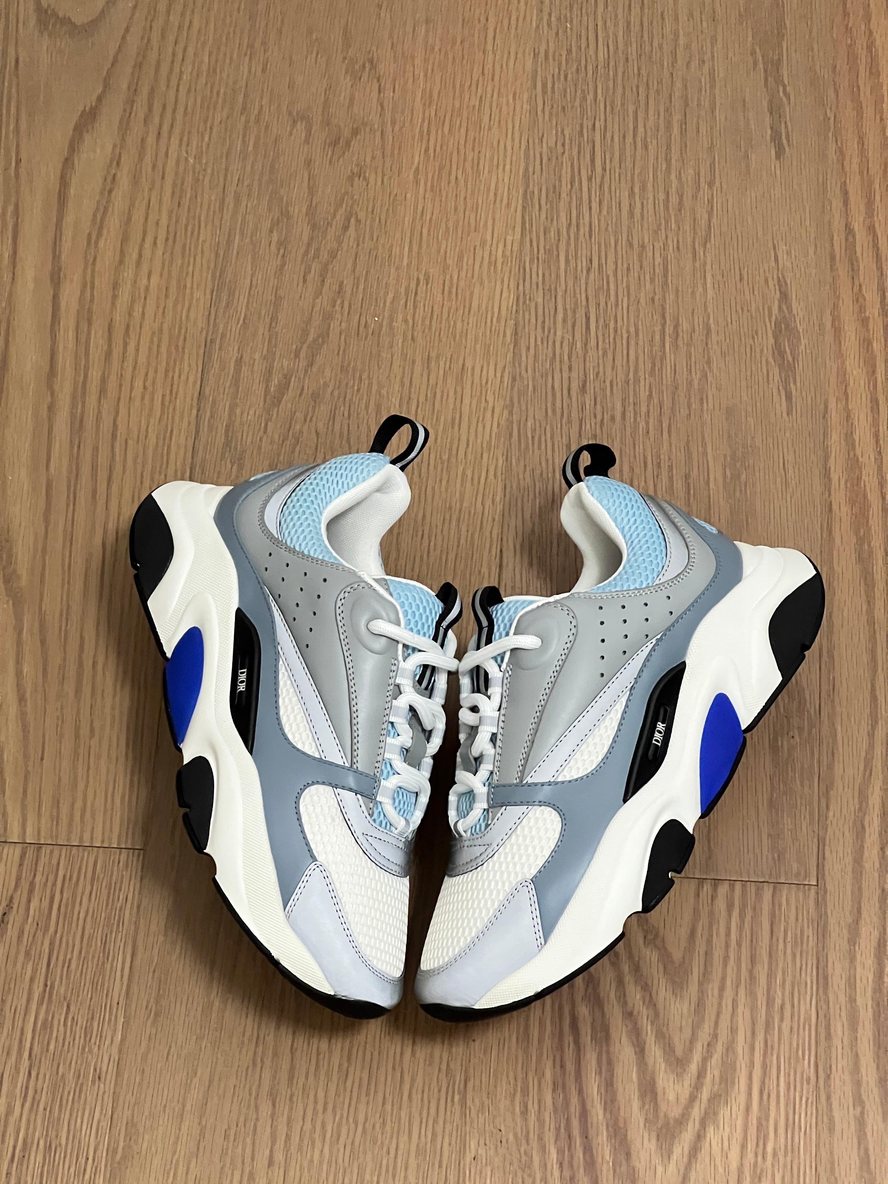 Sneakers B22