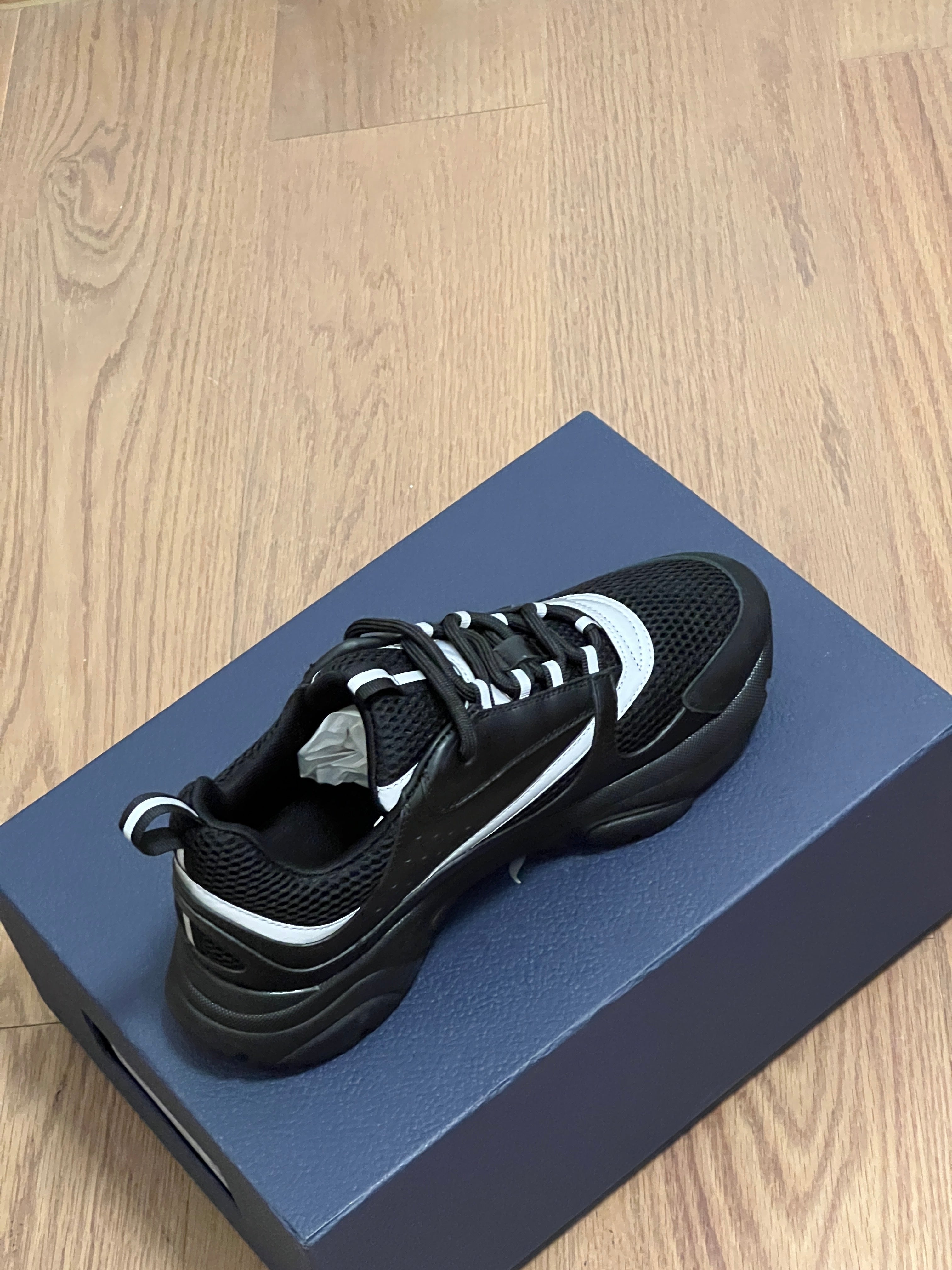 Sneakers B22